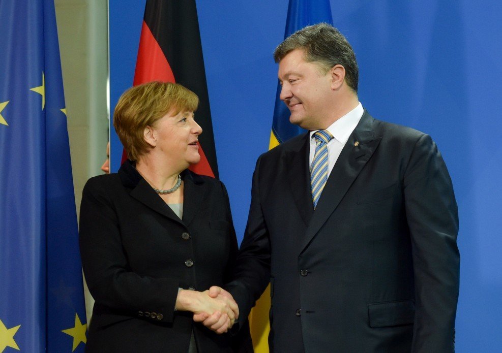 Порошенко обсудил с Меркель вопрос освобождения Сенцова