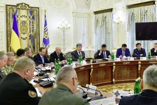 Рада в понедельник рассмотрит введение военного положения в Украине