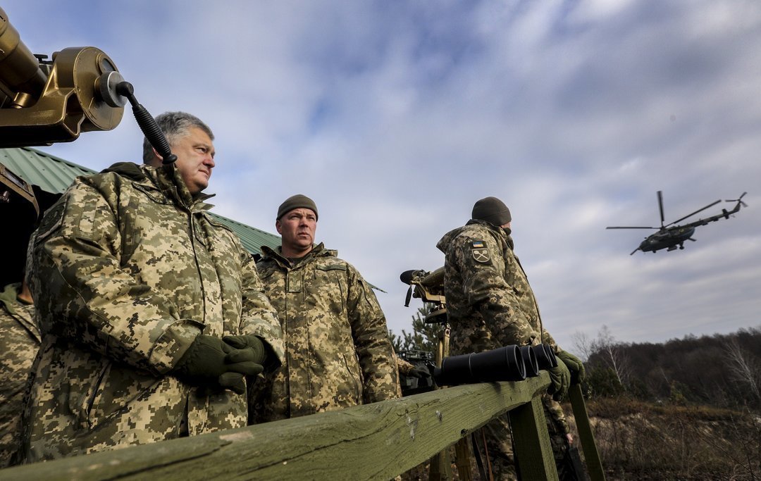 Рада поддержала введение военного положения. Что это значит для украинцев