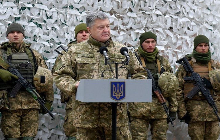 Порошенко сообщил о прекращении военного положения в Украине
