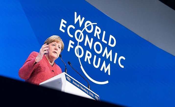 Меркель в Давосе предостерегает о повторении банковского кризиса