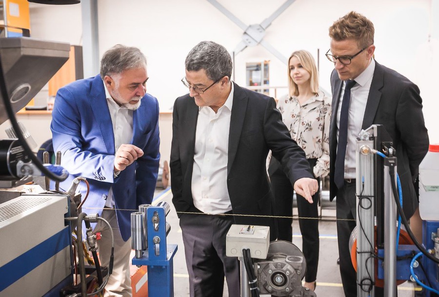 Генеральный директор ГК «ССТ» Михаил Струпинский показал швейцарским гостям высокотехнологичное производство
