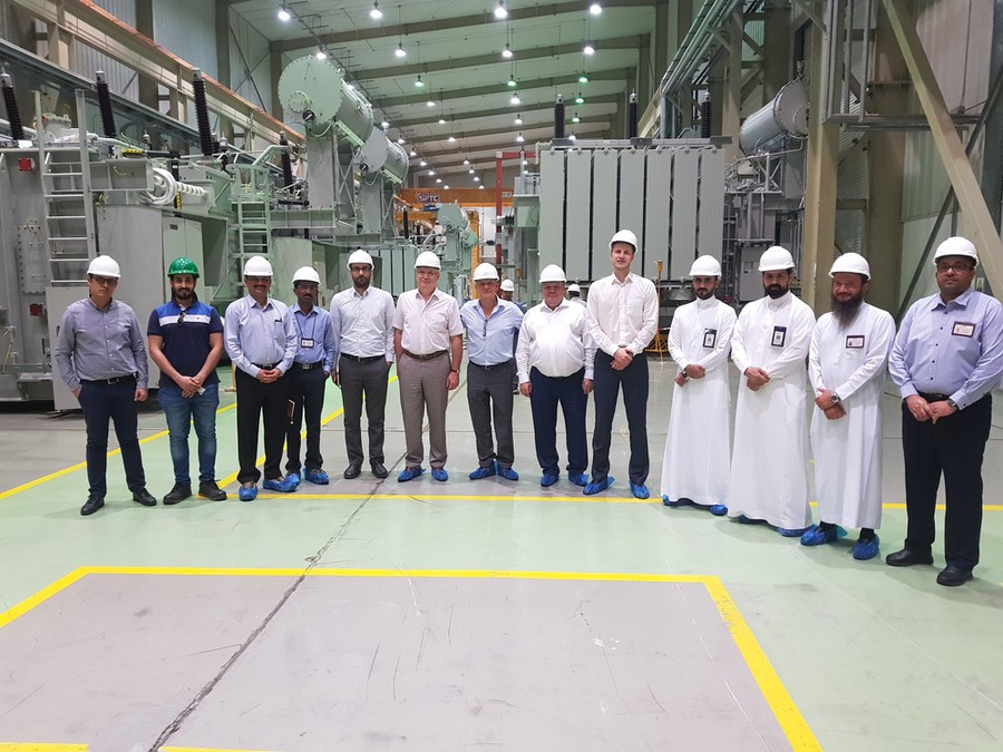 Участники экскурсии по производству на трансформаторном заводе Saudi Power Transformers Company в Саудовской Аравии