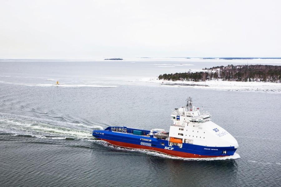 Ледокольное судно снабжения морских платформ -Алексей Чириков- с системой RDS на проекте -Сахалин-1- в Охотском море