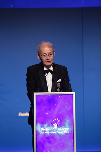 Нобелевскую премию по химии получит лауреат «Глобальной энергии» 2013 года Акира Йосино