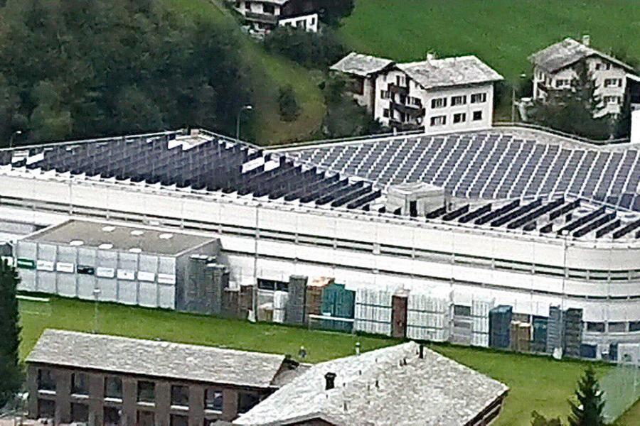 На крыше завода Coca-Cola в Швейцарии установили двусторонние солнечные модули «Хевел»