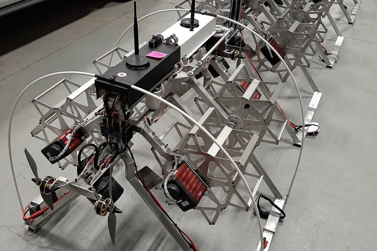 В Канаде создали робота-маркировщика, устанавливающего птицезащитные устройства на ЛЭП